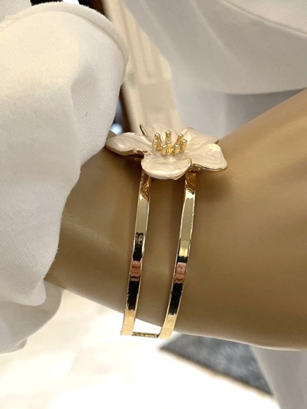 Retro 3D Floral Bangle | Mid-Century Style White Flower Bracelet - Picture 2 of 4